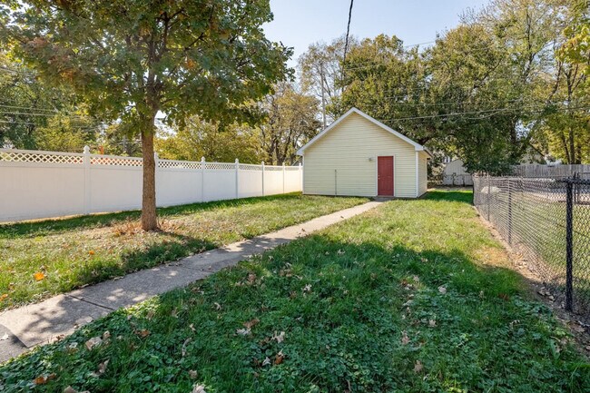 Building Photo - 742 N Sheffield Ave