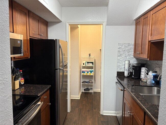 Building Photo - 732 Memorial Mews St