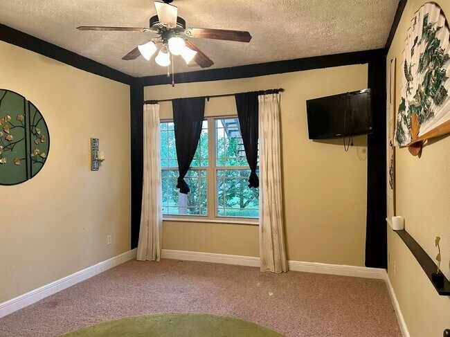 Building Photo - 5 bedroom and 3 bathroom two level house