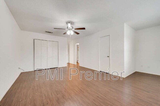 Building Photo - 516 Roberts Dr