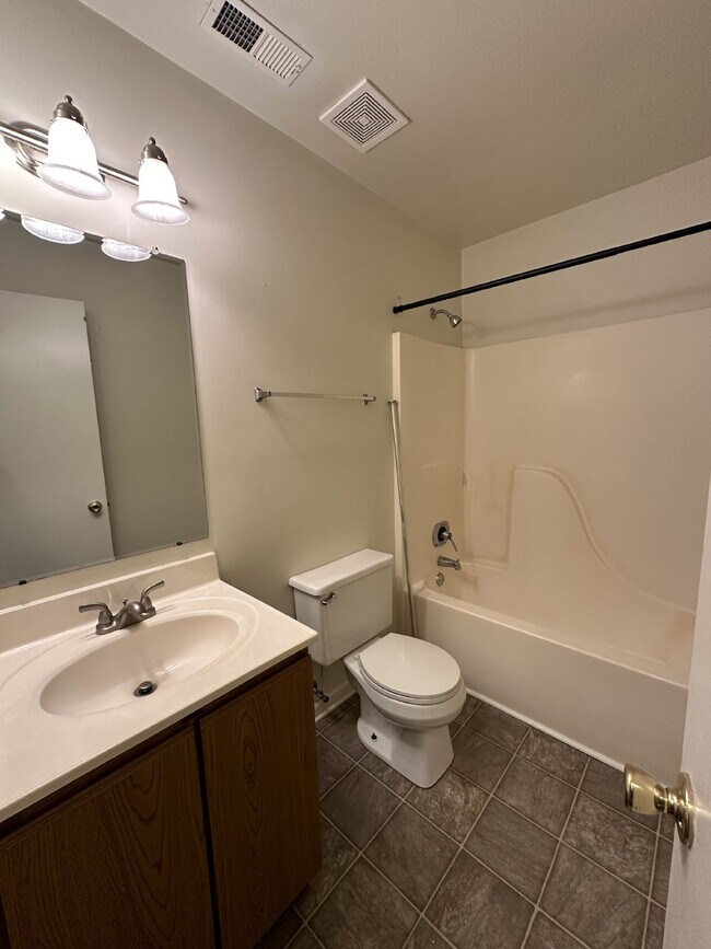 Building Photo - 104 Glenside Ct
