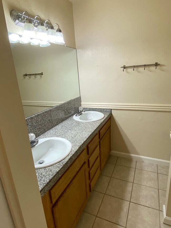 Building Photo - Tempe 4 Bed 2 Bath Includes Pool & Landscaping - Great Location