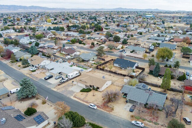Building Photo - 3 bedroom 2 bathroom Ranch Style Home in Prescott Valley!