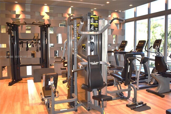 Building Photo - 9940 W Bay Harbor Dr