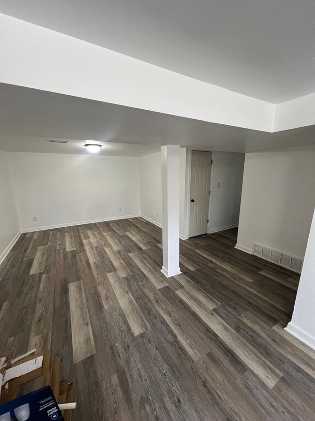 Building Photo - 5 BEDROOM, 2 baths $2000.00