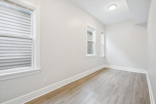 Building Photo - 2909 N Ridgeway Ave