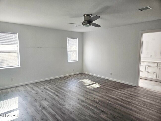 Building Photo - 10000 Honolulu Dr