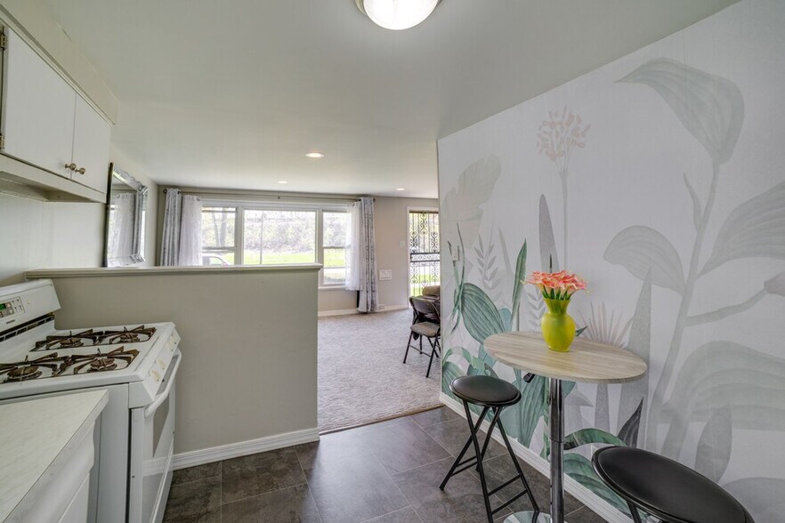 Building Photo - 544 E 92nd Pl