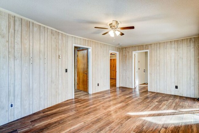 Building Photo - Colfax - Charming house with new flooring,...