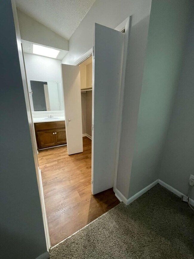 Building Photo - 1 Bedroom Apartment with a Bonus Loft - $7...