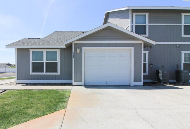Building Photo - 2 bed, 2 bath townhome in Pasco