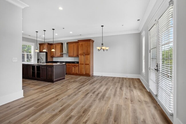 Building Photo - Luxury Condo!