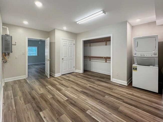 Building Photo - Secluded Near West End 5 bedroom