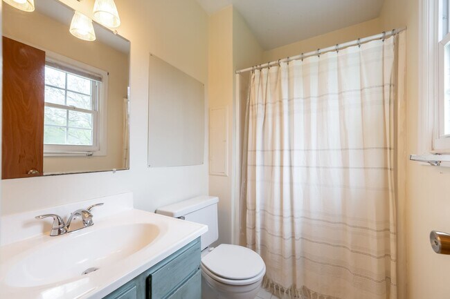Building Photo - Spacious Ranch Close to Campus
