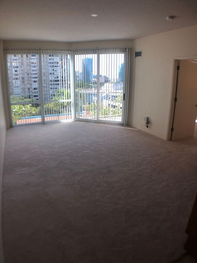Building Photo - 1 bed, 1 bath, 1 parking with a lanai, loc...