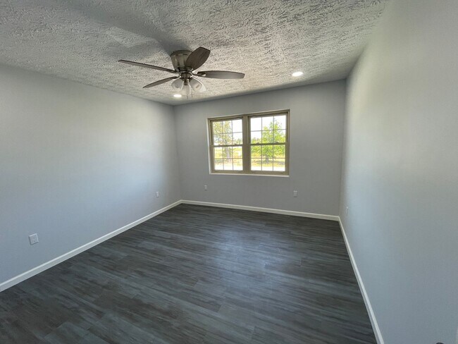 Building Photo - 112 Parker Village Cir
