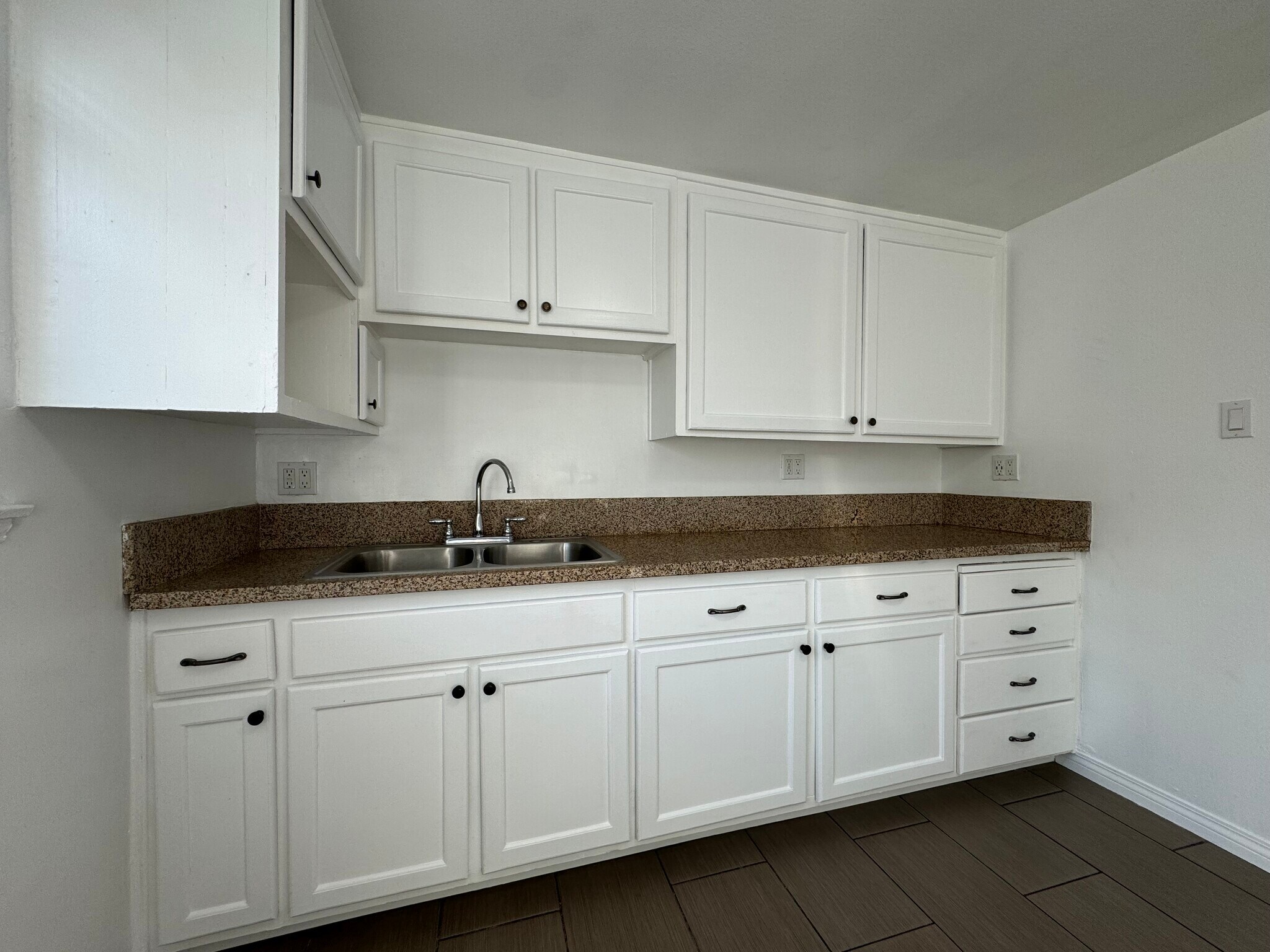 Granite countertops - 534 E 19th St