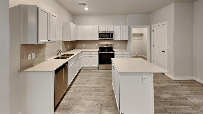 Building Photo - 17009 Oak Dr