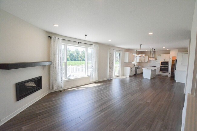 Building Photo - Stunning 5 Bed, 3.5 Bath Luxury Home for R...