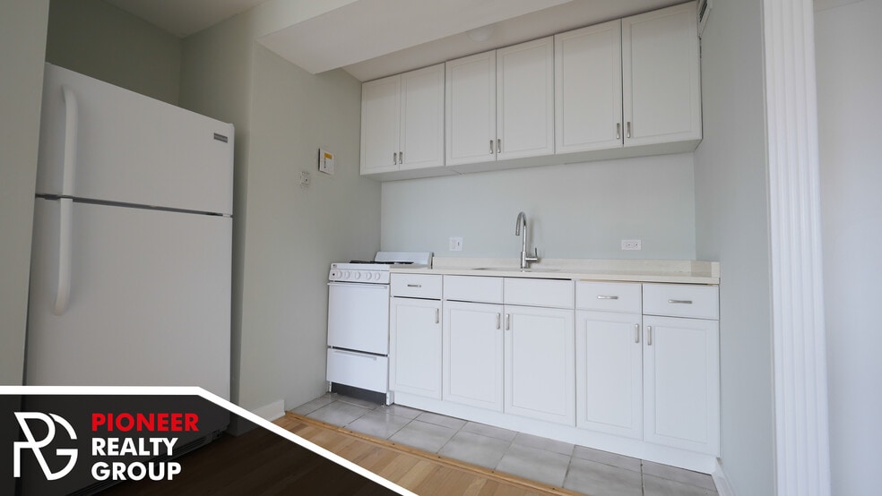 Building Photo - 433 W Wellington Ave