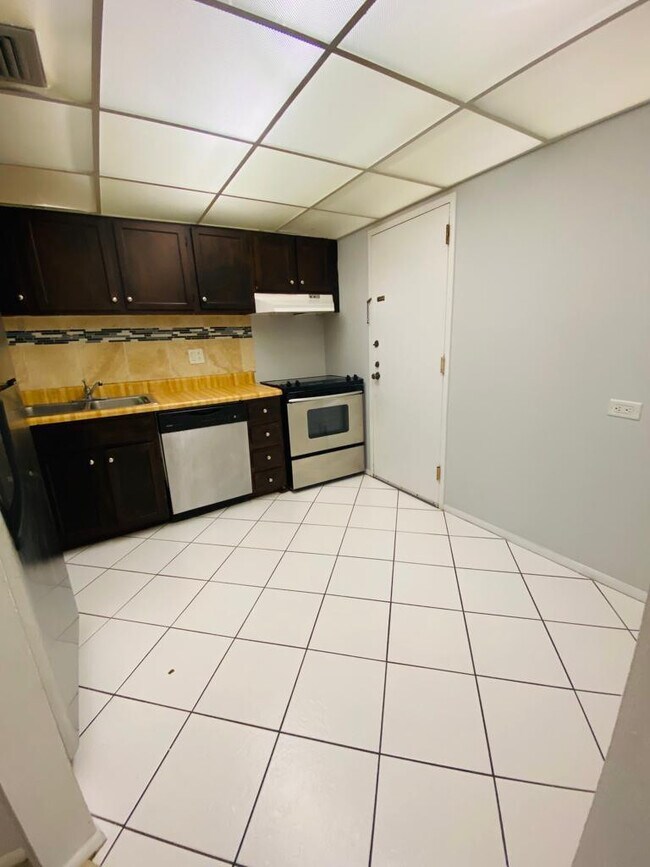 Building Photo - 3760 Inverrary Dr