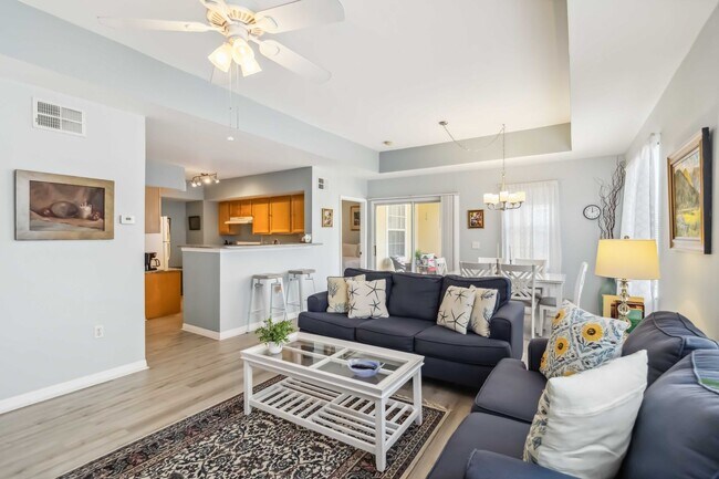 Building Photo - Beautiful turnkey ready 2/2 unit available now for short-term rental