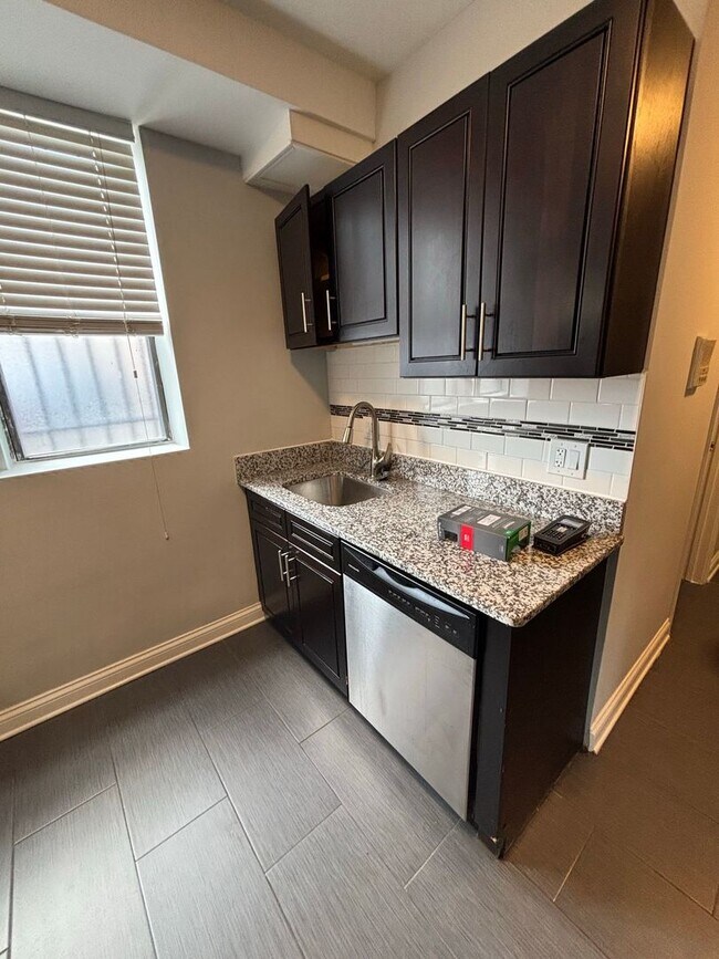 Building Photo - 3641 W Dickens Ave