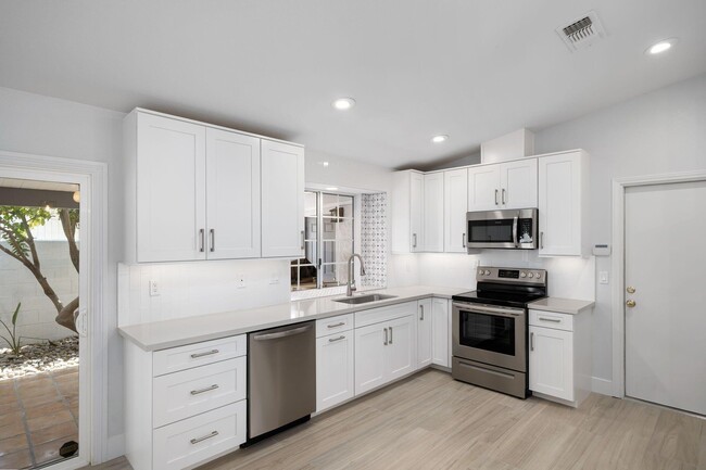 Building Photo - 54140 Avenida Mendoza