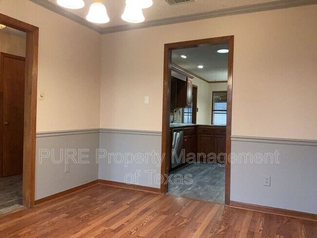 Building Photo - 2004 Walsh Dr