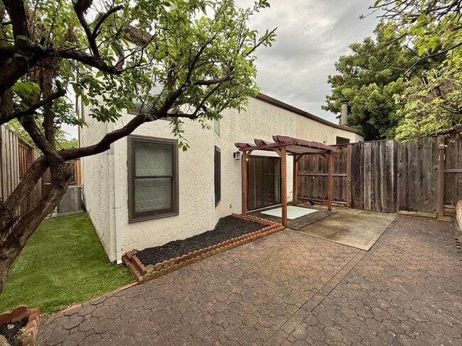 Building Photo - $3490 -- Beautifully Upgraded 3BR Townhome in Northgate