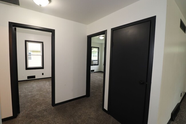 Building Photo - Spacious home for rent!