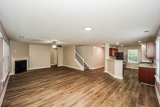 Building Photo - 2080 Valley Creek Dr