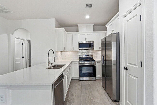 Building Photo - 3 bedroom 2 bath with washer and dryer in 79928