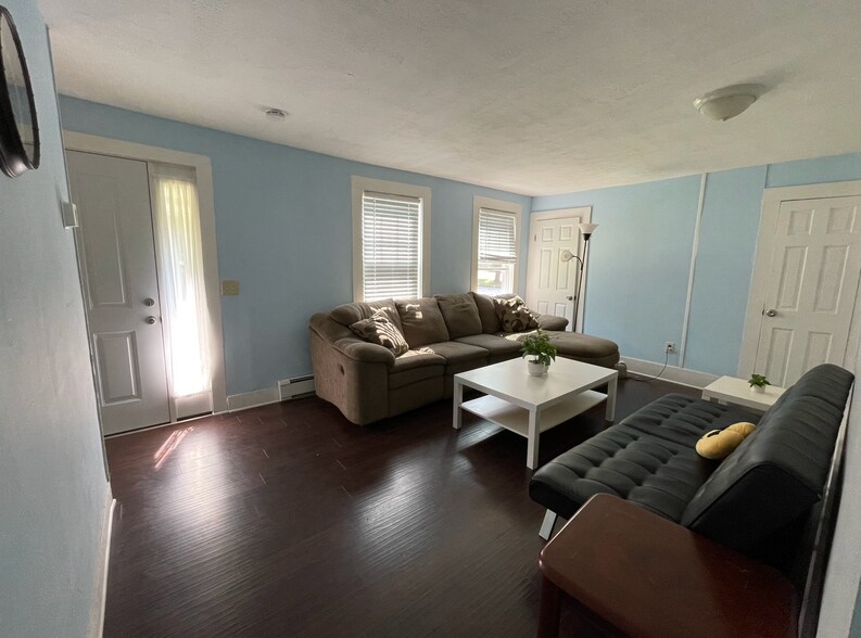 Building Photo - 27 Snell St