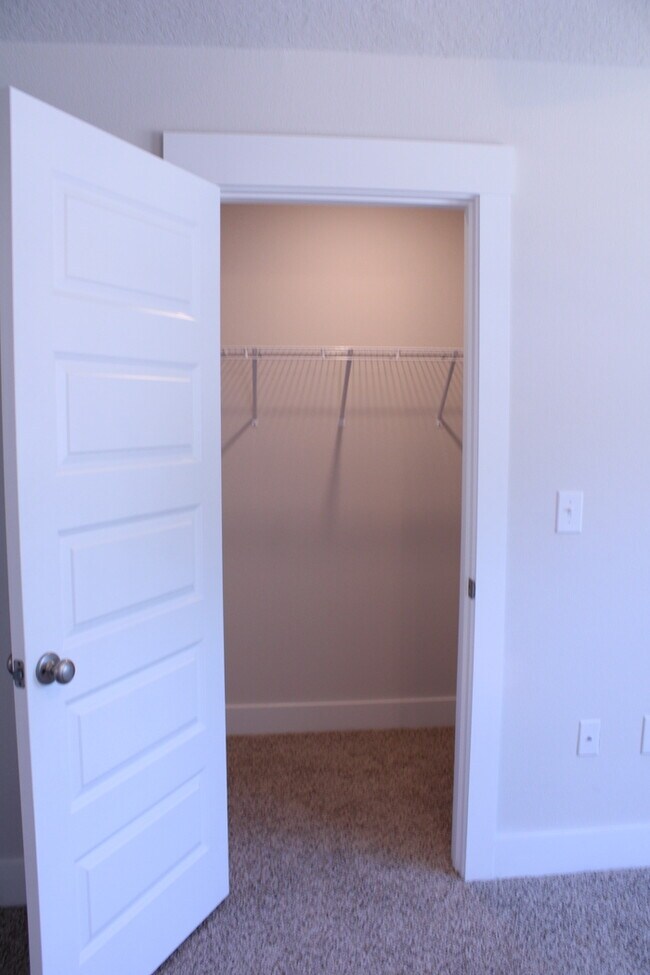 Building Photo - Beautiful New Townhome / Pet Friendly / Wi...