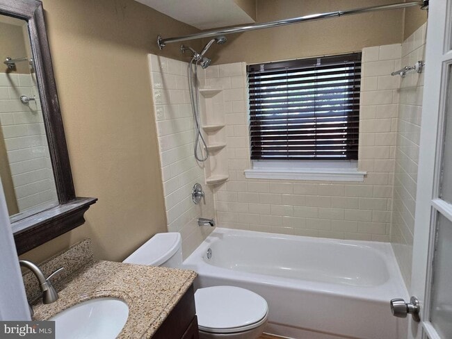 Building Photo - 33 S Ann St