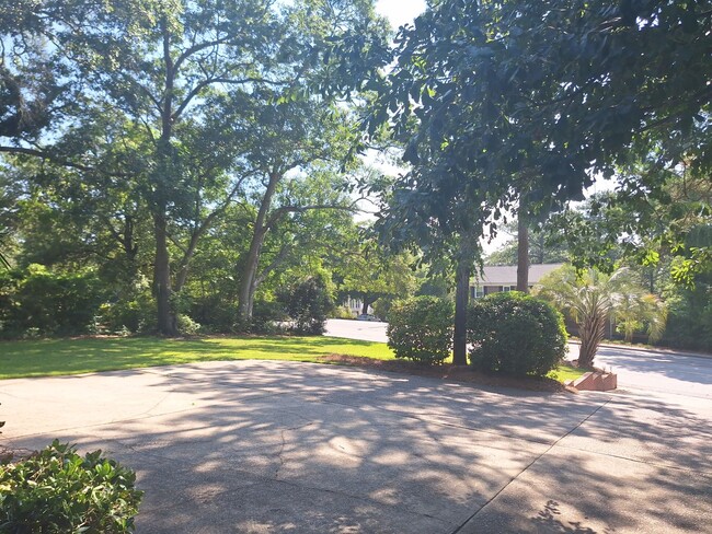 Building Photo - Magnificent Four Bedroom Home - Minutes Aw...