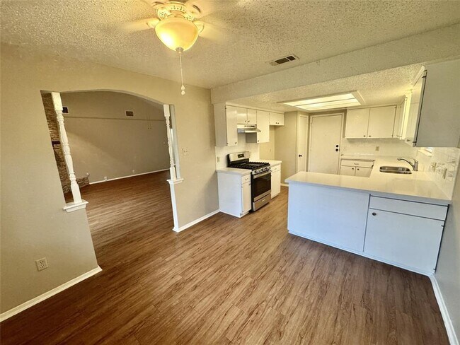 Building Photo - 2708 Charlesworth Dr