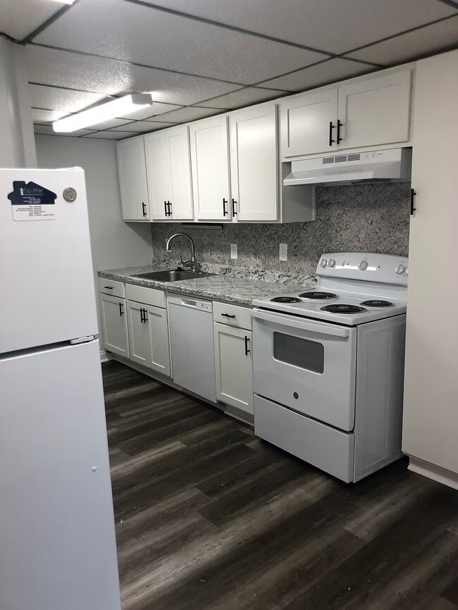 206-1 kitchen w/2 refrigerators - 206 N. Normal