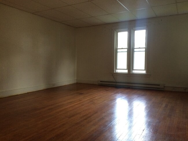 Building Photo - 1064 Park St