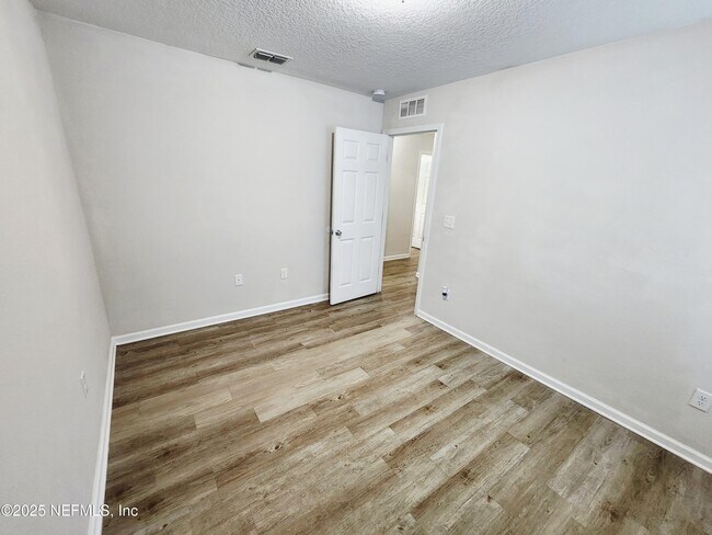 Building Photo - 514 E 63rd St