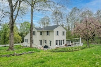 Building Photo - 187 Croton Ave