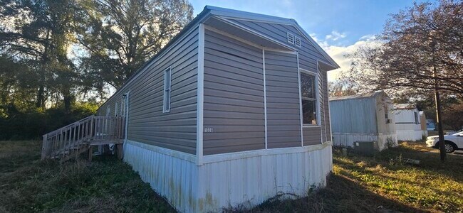 Building Photo - 3 Bedroom/ 2 Bathroom Mobile Home