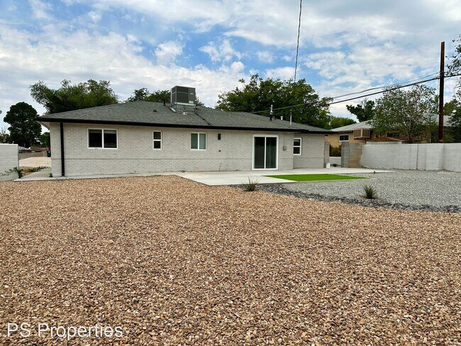 Building Photo - 3 br, 1.5 bath House - 2008 Vermont St NE ...