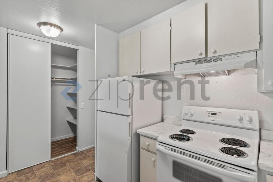 Building Photo - Unit 206