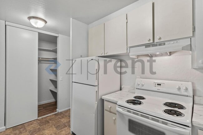 Building Photo - Unit 206