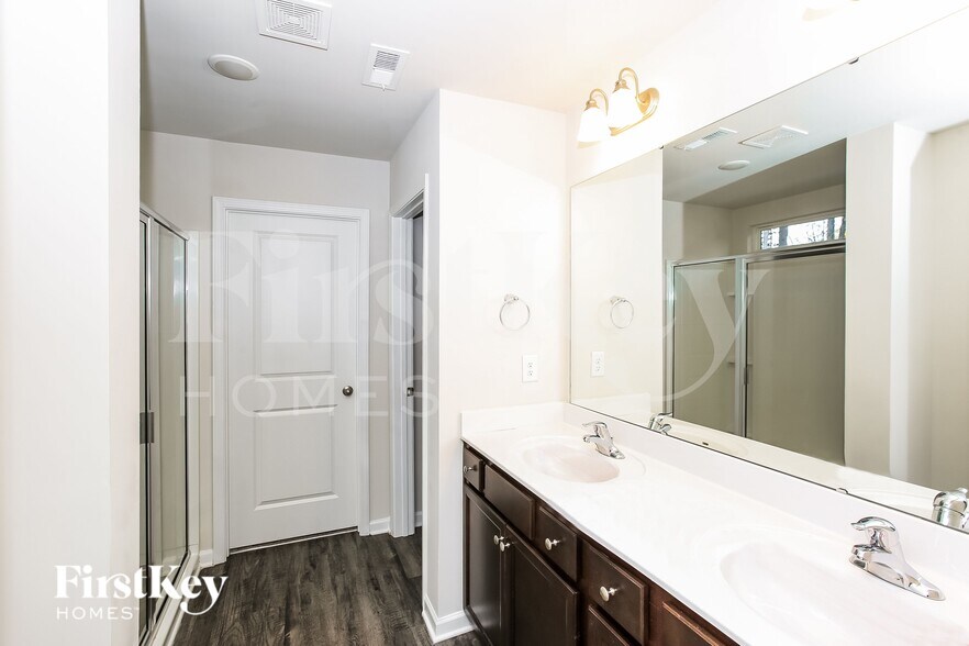 Building Photo - 3244 Newell Vlg Dr