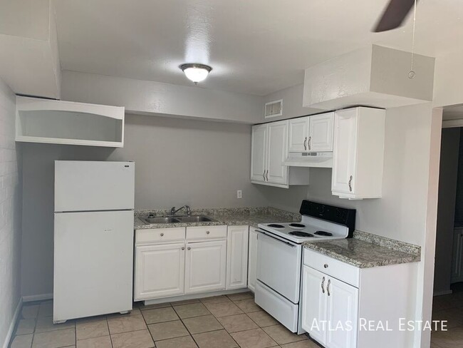 Primary Photo - Wonderful 2 Bed / 1 Bath Now Available - L...