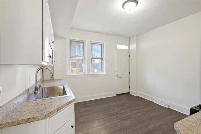 Building Photo - Bright 2 Bedroom, 1 Bath Home in Harrisburg, Pa!