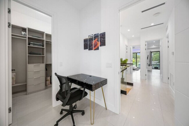 Building Photo - 601 NE 16th Ave